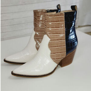 ARIDER GIRL Delite Crocodile Print Ankle Boot in Navy Cream, sz 7
